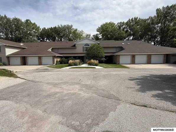 2047 Hunters Ridge Dr, Mason City, IA 50401