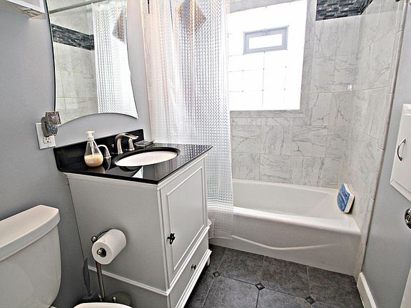 4th image of 925 S 91st St