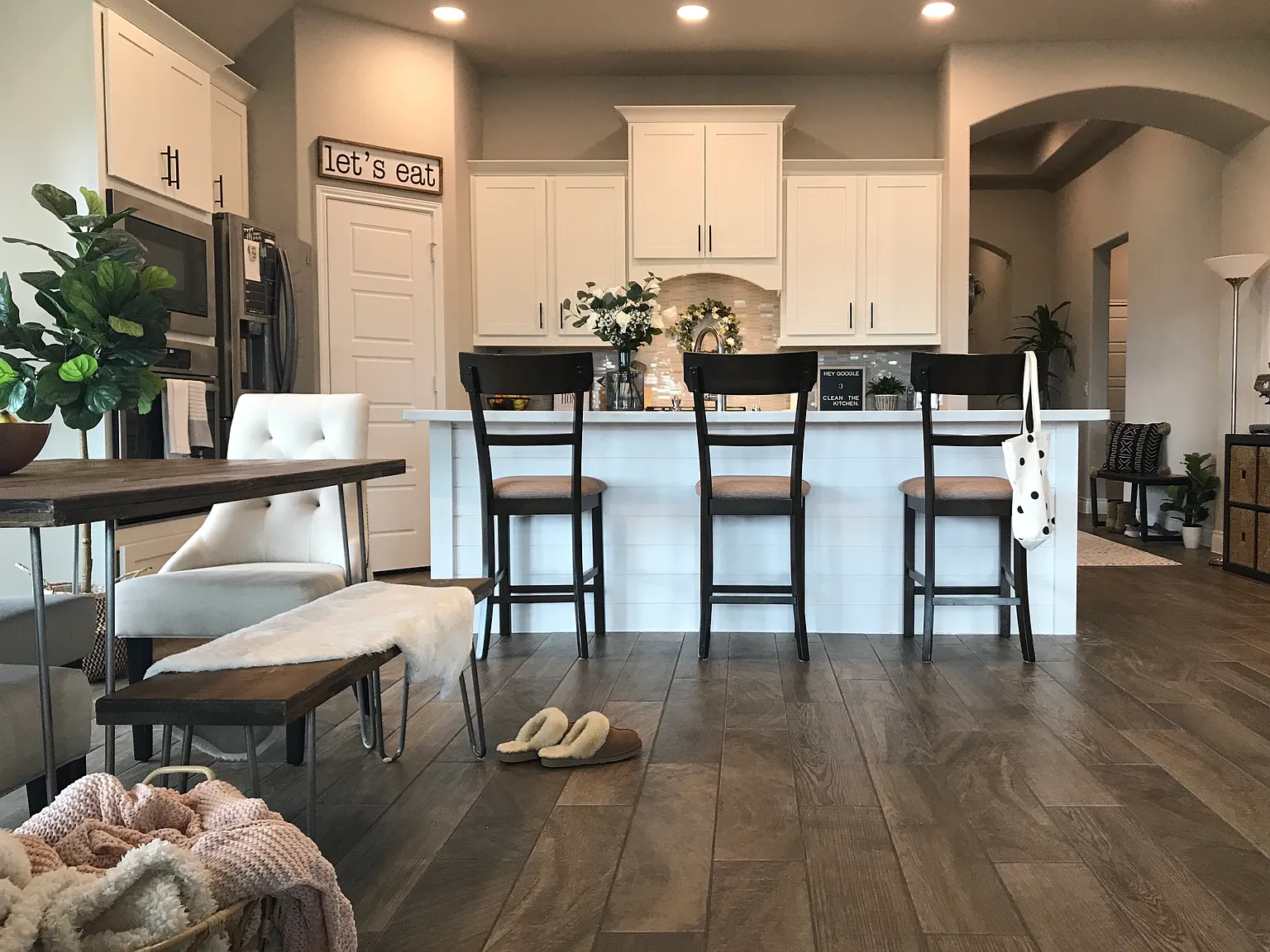 3 bed, 2.5 bath, 2481 sqft, $3,000 — Photo 2