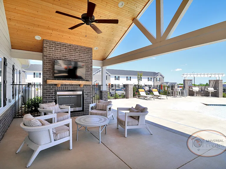 Poolside Lounge