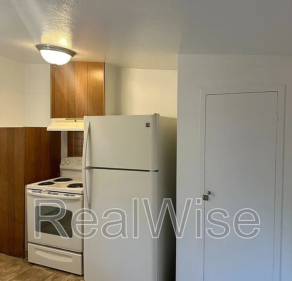 940 SE North St — Photo 6