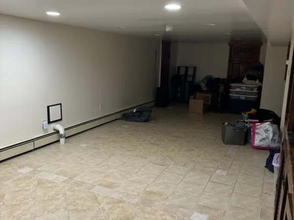 233 Crestview Dr, Bridgeport, CT 06606