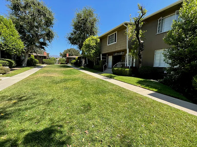 1216 E Glenoaks Blvd #1 — Photo 3