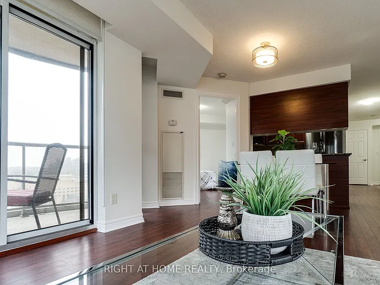 310 Burnhamthorpe Rd W #1713 — Photo 16