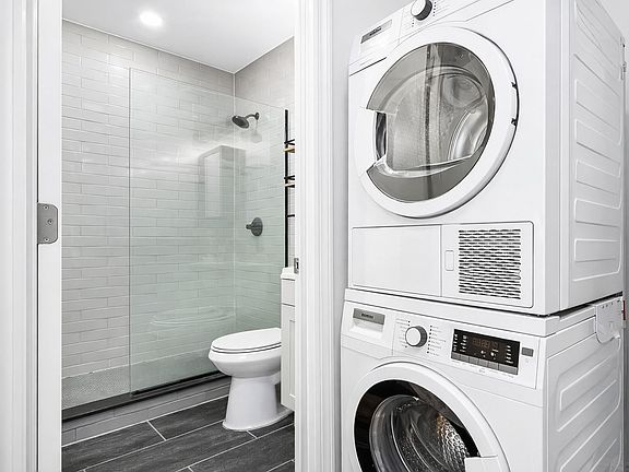 5th image of 306 Saint James Pl APT 2R