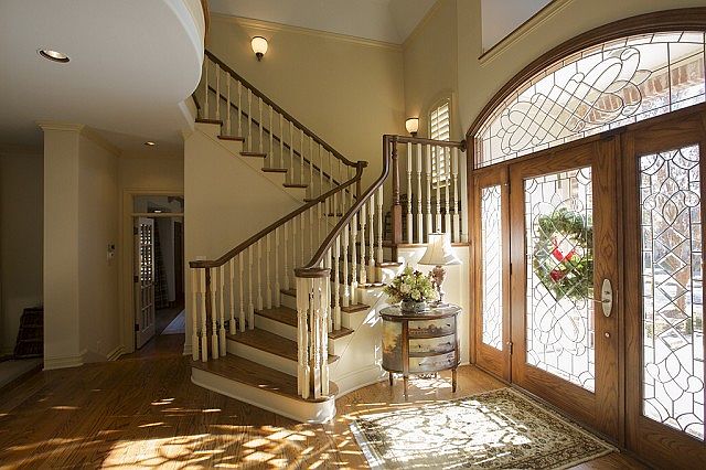 Beautiful bright and open entry