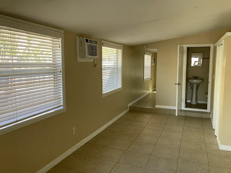 5609 1/2 Tangerine Ave S — Photo 2