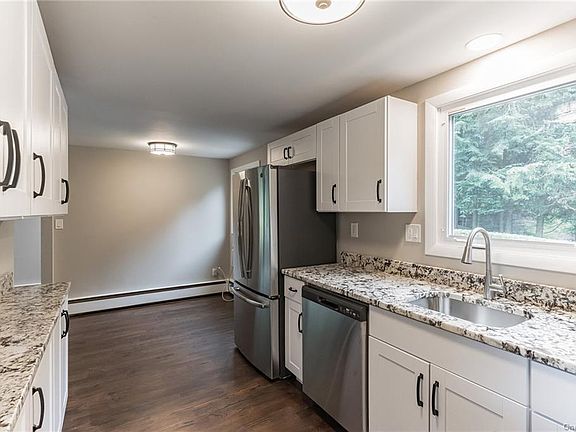 5th image of 18 Beekman Dr