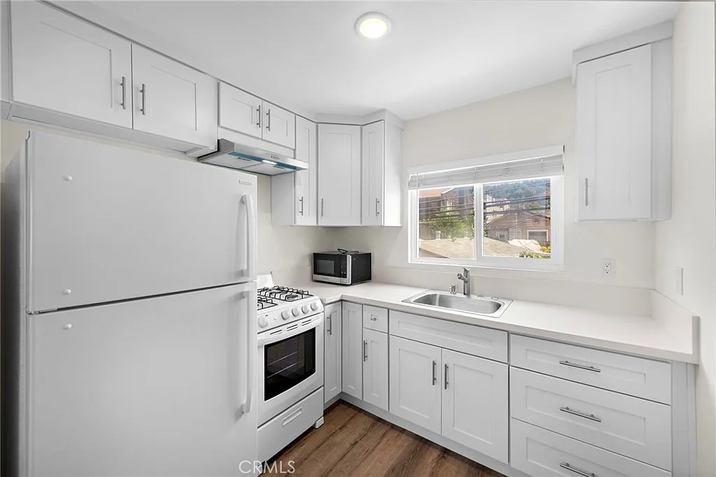 Studio, 350 sqft, $2,600 — Photo 3