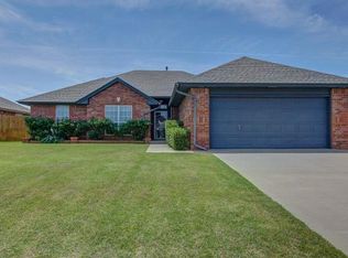 1352 NW 9th St, Moore, OK 73170