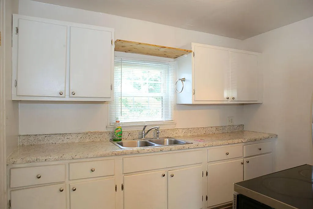 3 bed, 1050 sqft, $1,450 — Photo 2