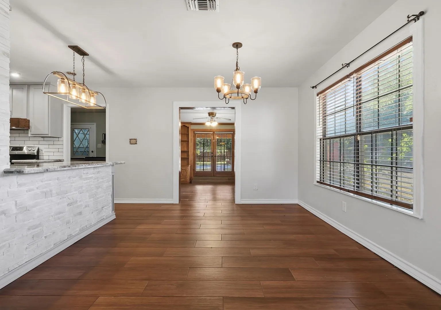 126 La Silla Dr: 3Bed/2Bath/2Car Garage — Photo 4