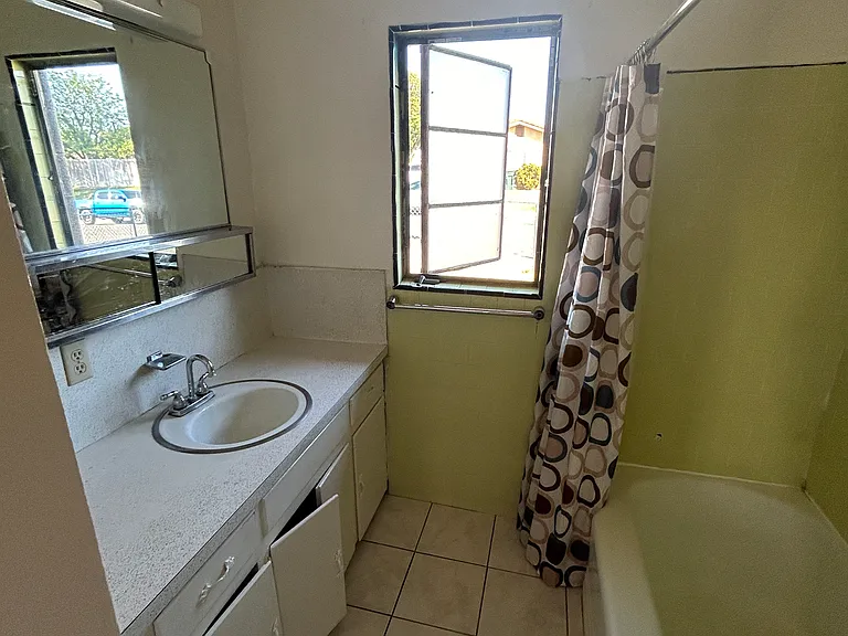 3572 Harrison St — Photo 9