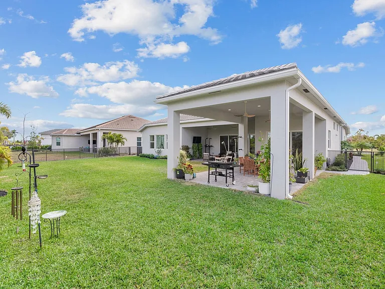 4776 Estates Cir — Photo 44