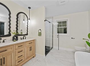 240 Meadow View Ln, Tiverton, RI 02878