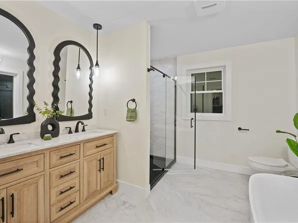 240 Meadow View Ln, Tiverton, RI 02878