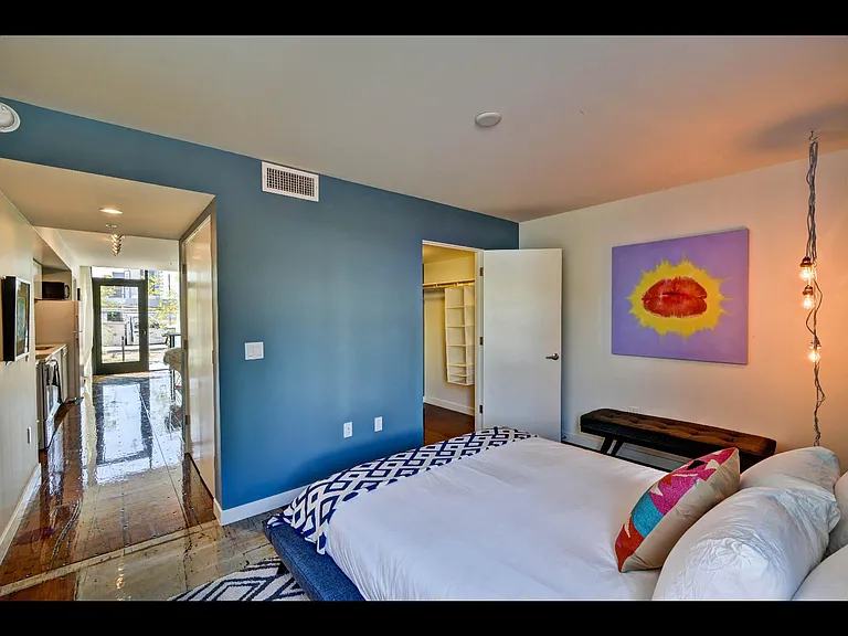206 E Portland St — Photo 8