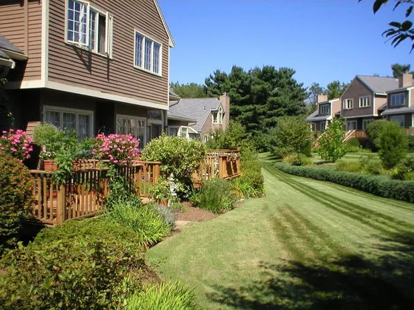 15 Weybridge Ln, Hopkinton, MA 01748