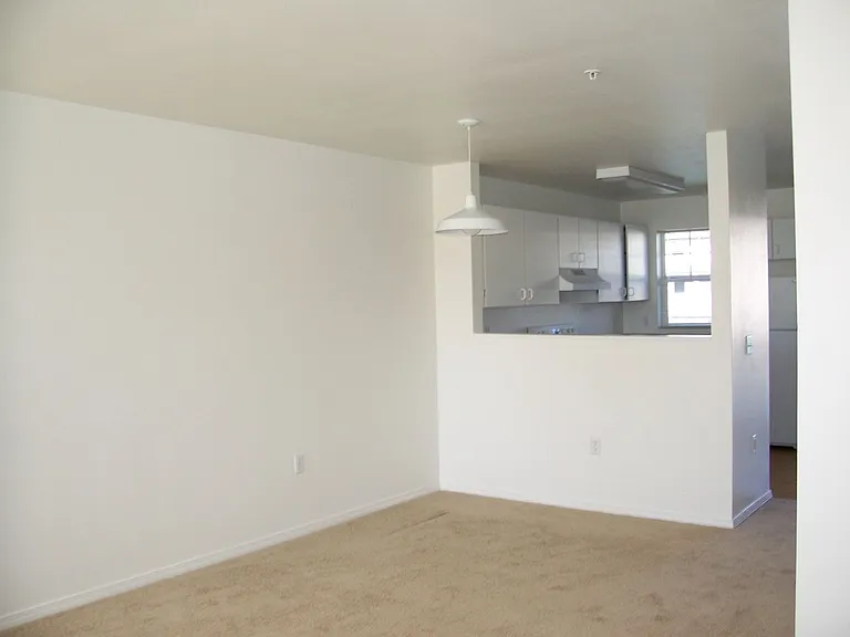 800 NE Roberts Ave — Photo 10