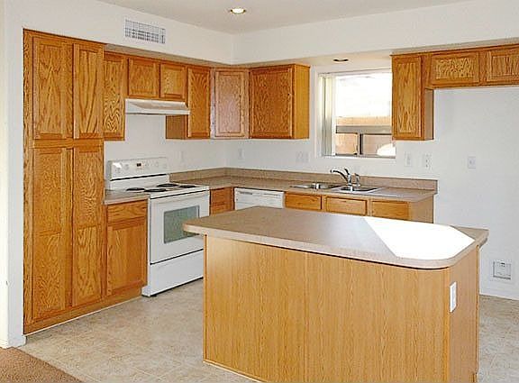 Large kitchen w/ island