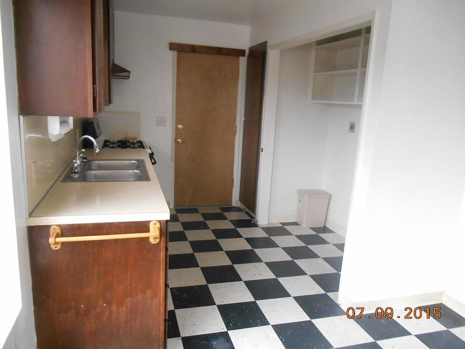 2nd image of 2225 Pine St