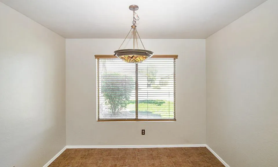 3 bed, 2.5 bath, 1964 sqft, $2,100 — Photo 4
