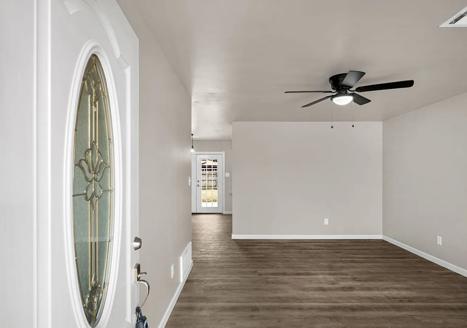 509 NE Cimarron Circle - Hot new listing! — Photo 2