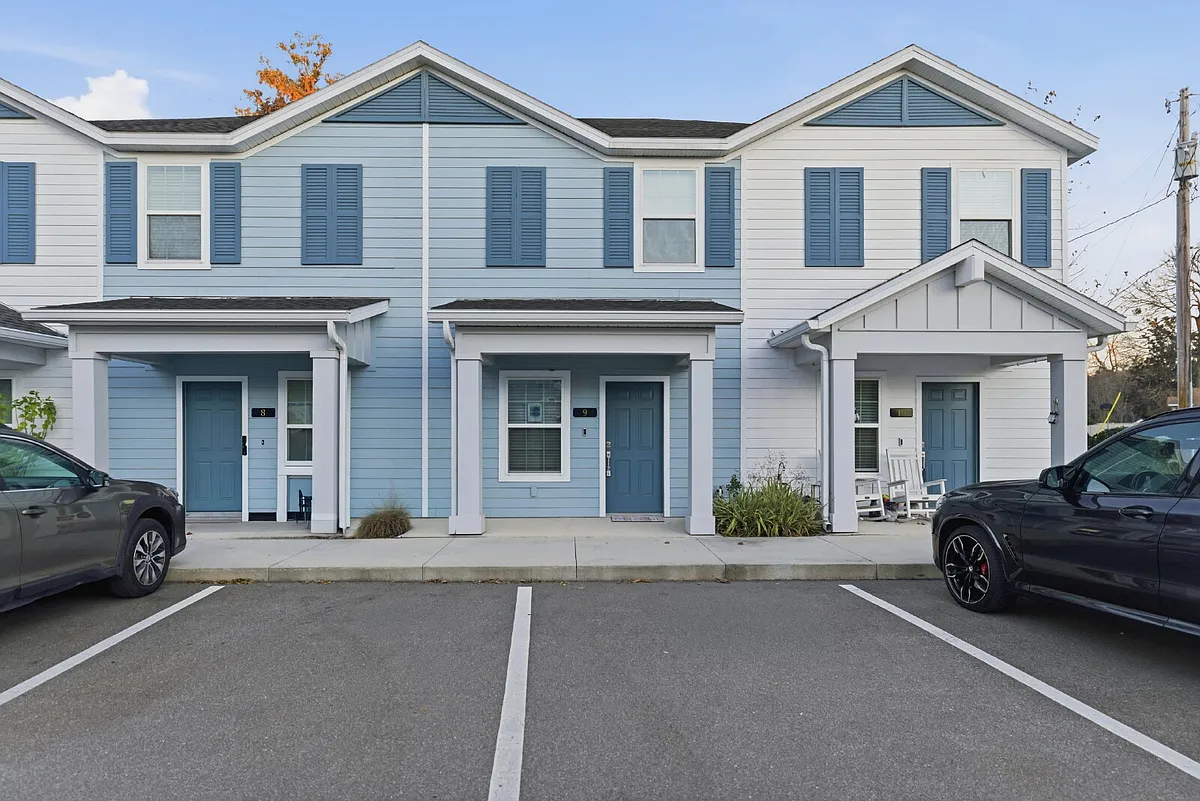 Building Photo - 3409 SW 34th Avenue Cir #9