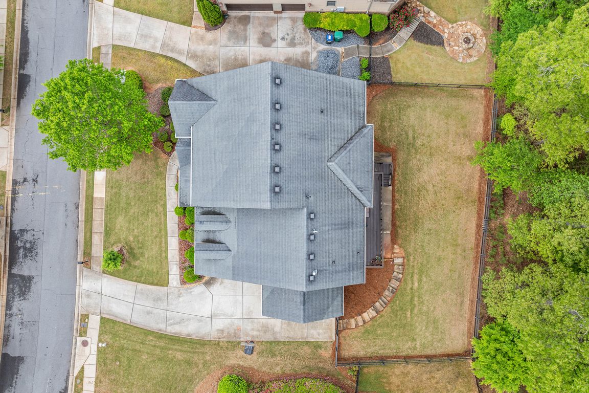 Hard to find lot in this neighborhood