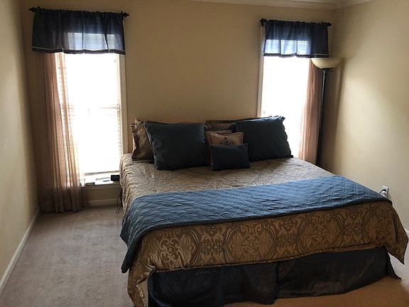 4th image of 324 Oak Hill Ln