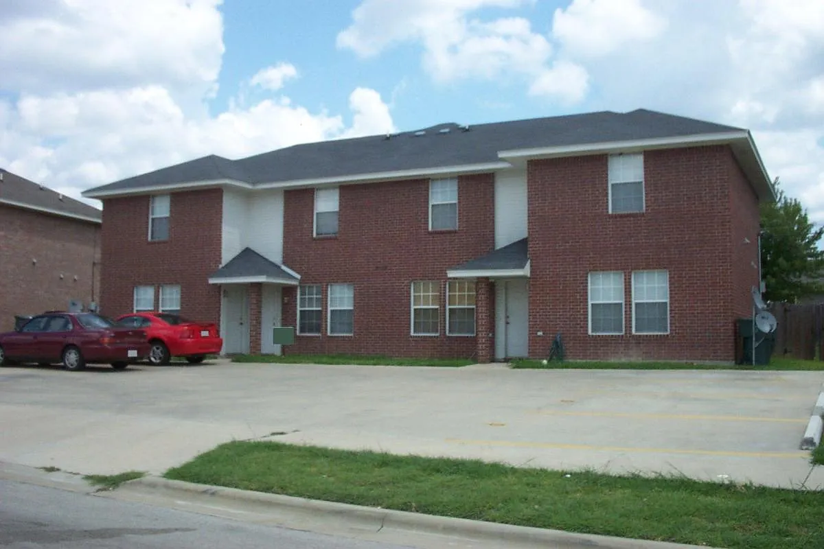 2 bed, 1.5 bath, $750 — Photo 1