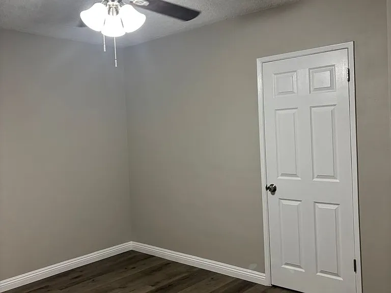 Renovated 2 Bedroom 1 Bathroom — Photo 16