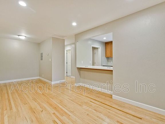 4th image of 10169 Empire Ave