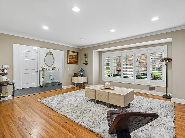 106 N Ashby Ave — Photo 4