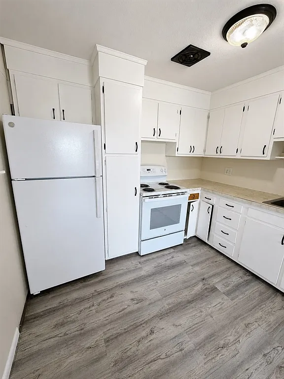2 bed, 1.0 bath, 600 sqft, $2,400 — Photo 2