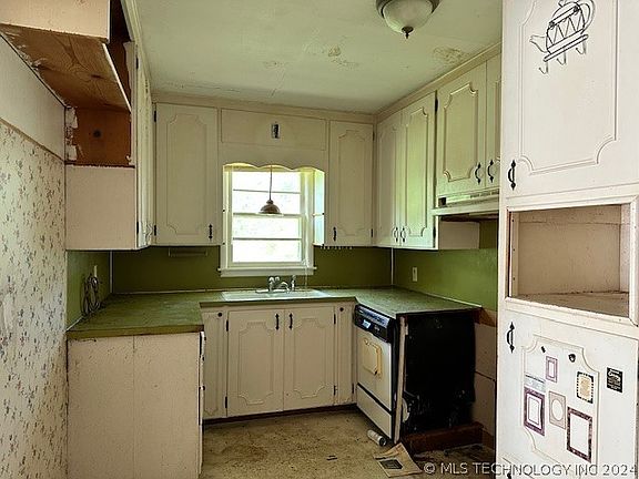 3rd image of 906 S Powell Ave