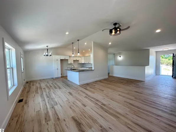 1432 Umber Dr, Traverse City, MI 49696