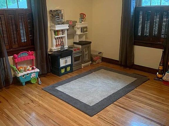 Toy room/ bedroom