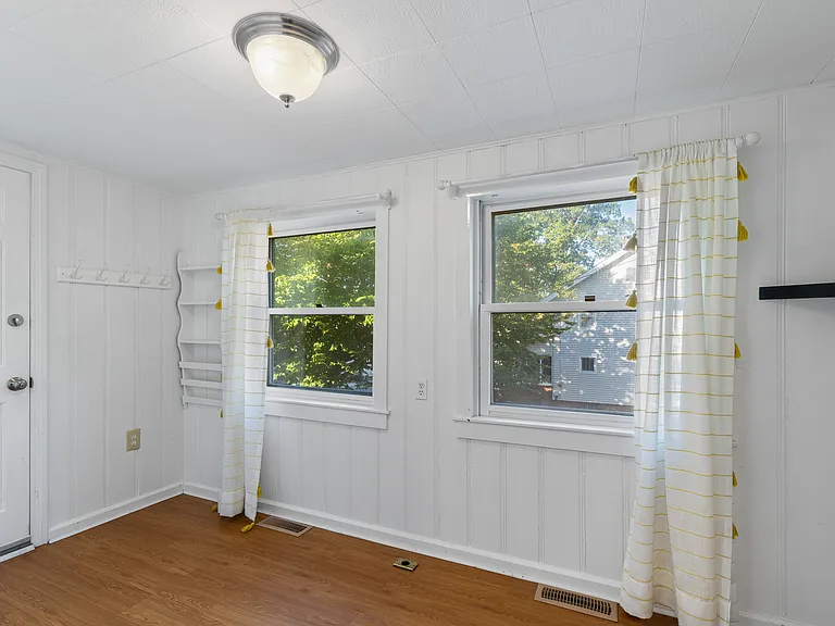 702 College Ave — Photo 10