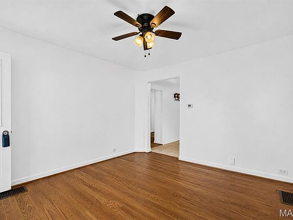 5th image of 1128 Hall St