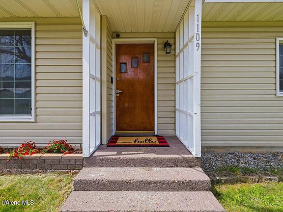 4th image of 1109 E Larch Ave