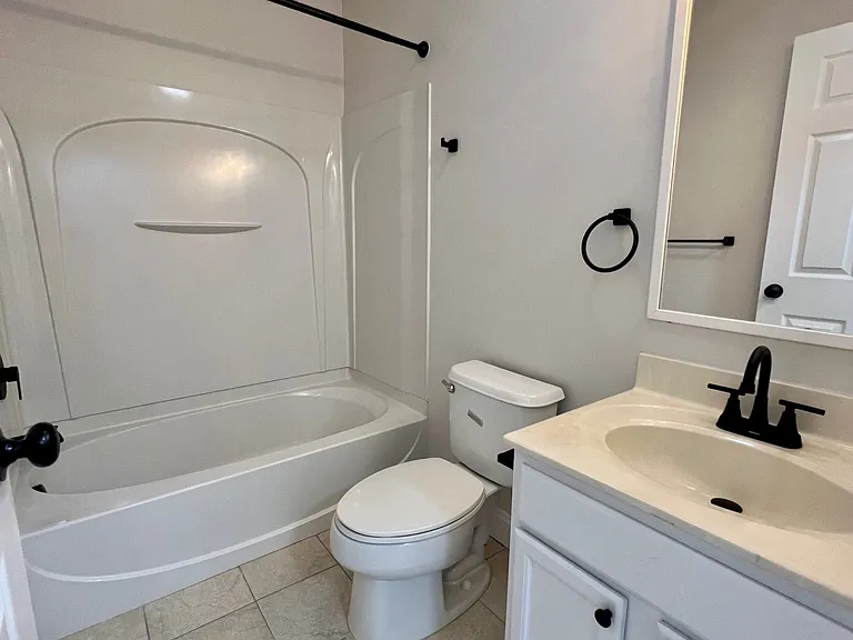185 Henry St #C — Photo 9