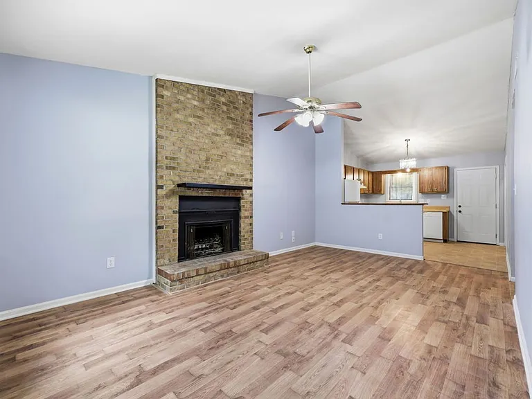 406 Cedar Creek Dr — Photo 2