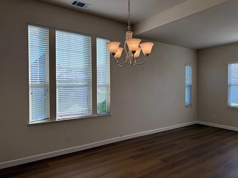 1587 Regent Dr — Photo 7