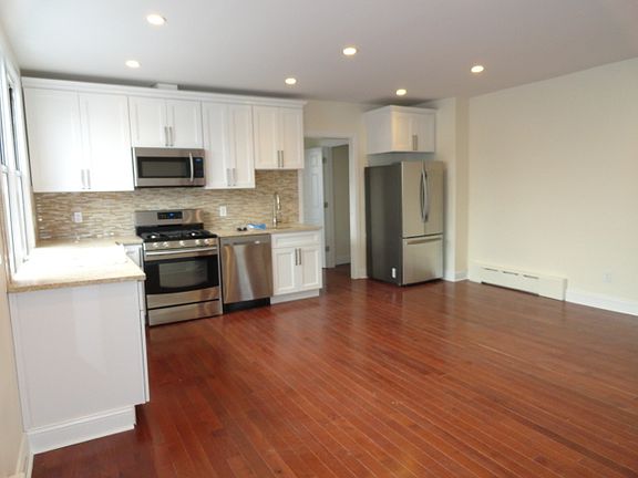 2nd image of 2121 41st St