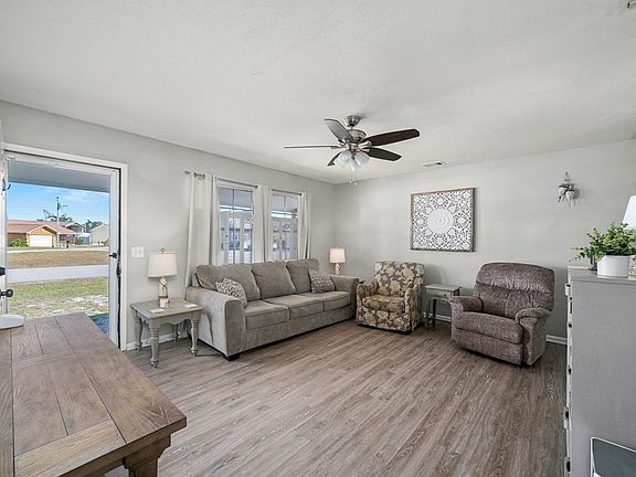 4th image of 61 Oak Ave