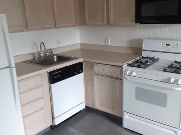3rd image of 15303 Clifton Blvd #202