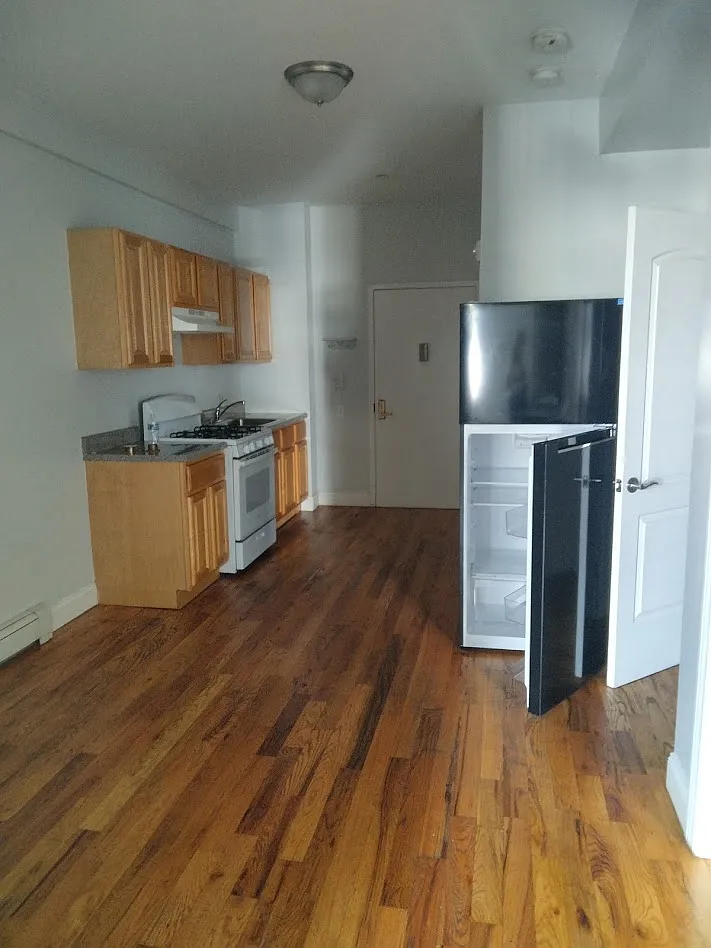 2 bed, 900 sqft, $2,200 — Photo 3