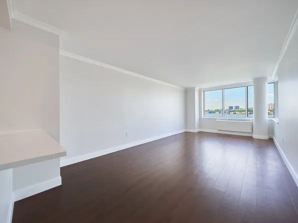 160 Riverside Boulevard image 1 of 11