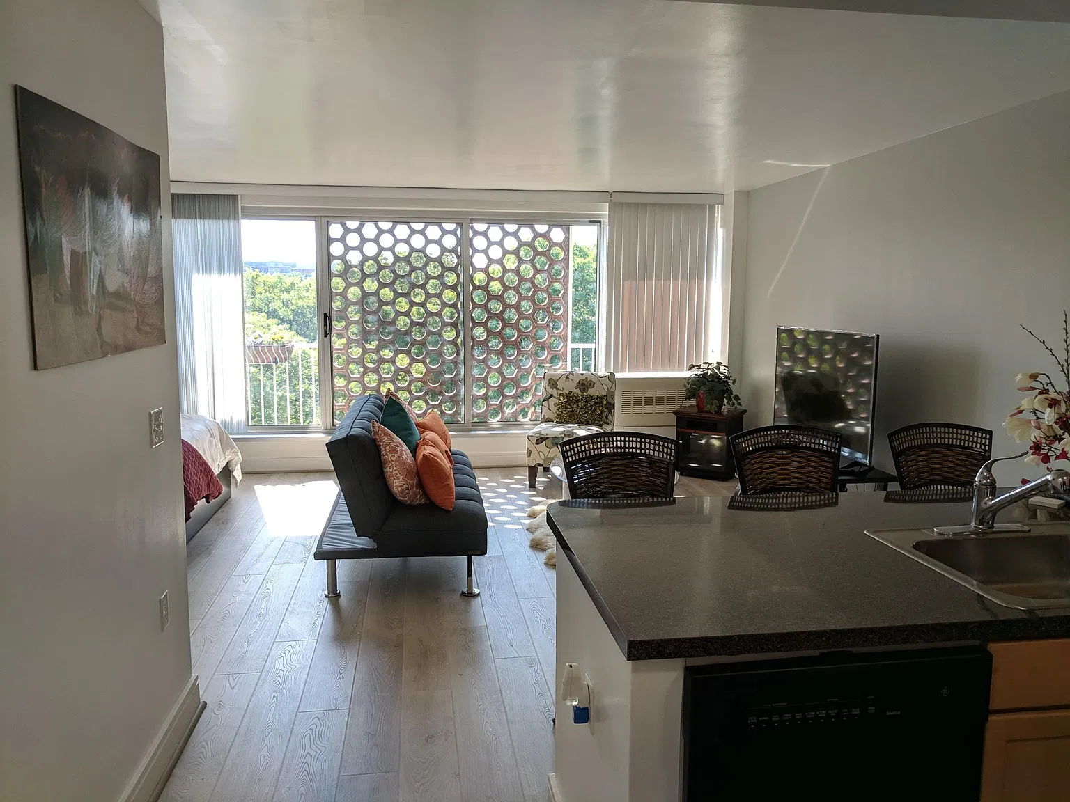 Studio, 561 sqft, $1,900 — Photo 2